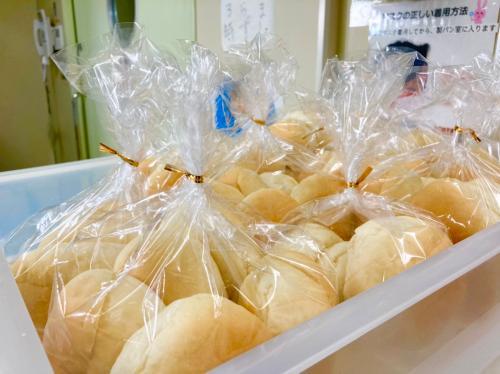 保育園に納品するパンを作ったり、施設前で販売をしています。